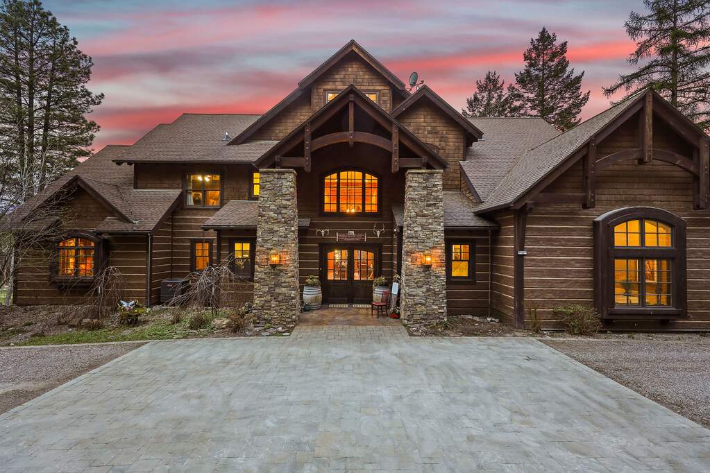 10 Bedroom Single Family Home/House's Image 15
