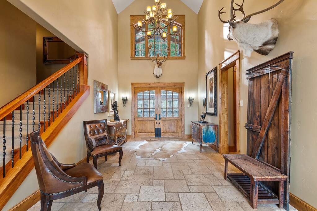 10 Bedroom Single Family Home/House's Image 16