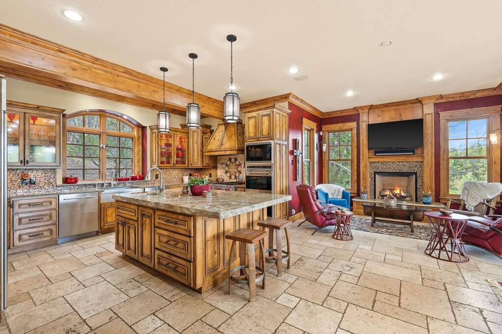 10 Bedroom Single Family Home/House's Image 24