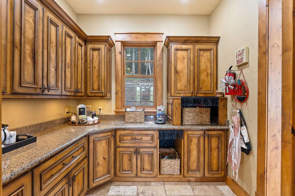 10 Bedroom Single Family Home/House's Image 31