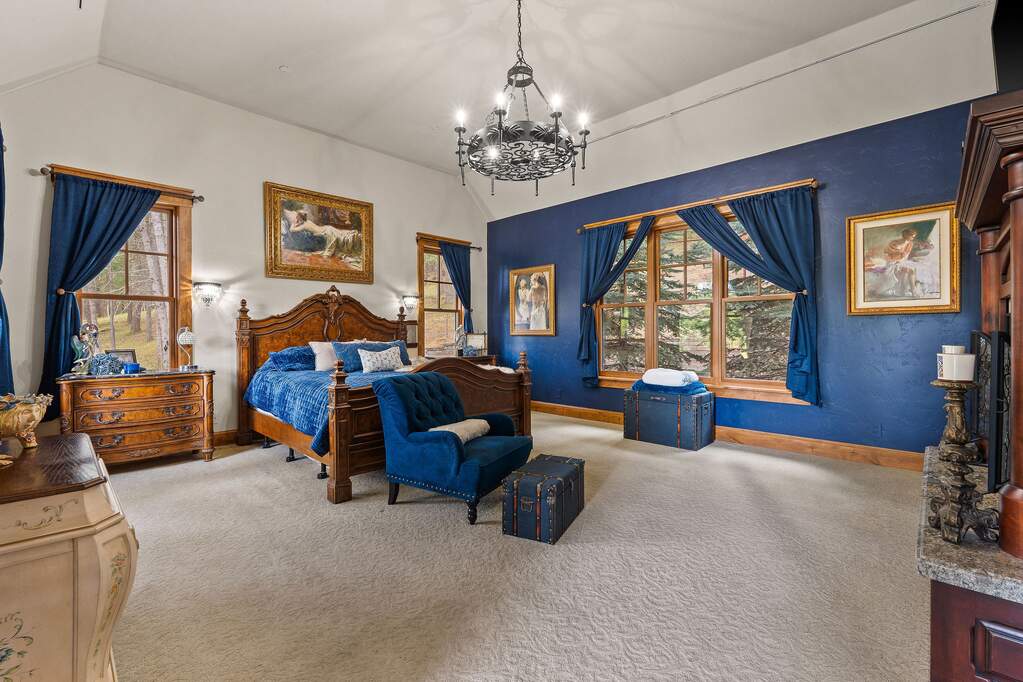 10 Bedroom Single Family Home/House's Image 35