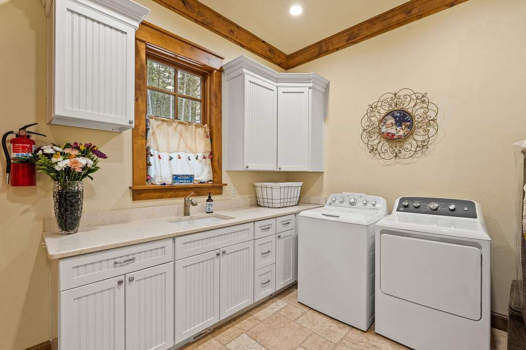 10 Bedroom Single Family Home/House's Image 45