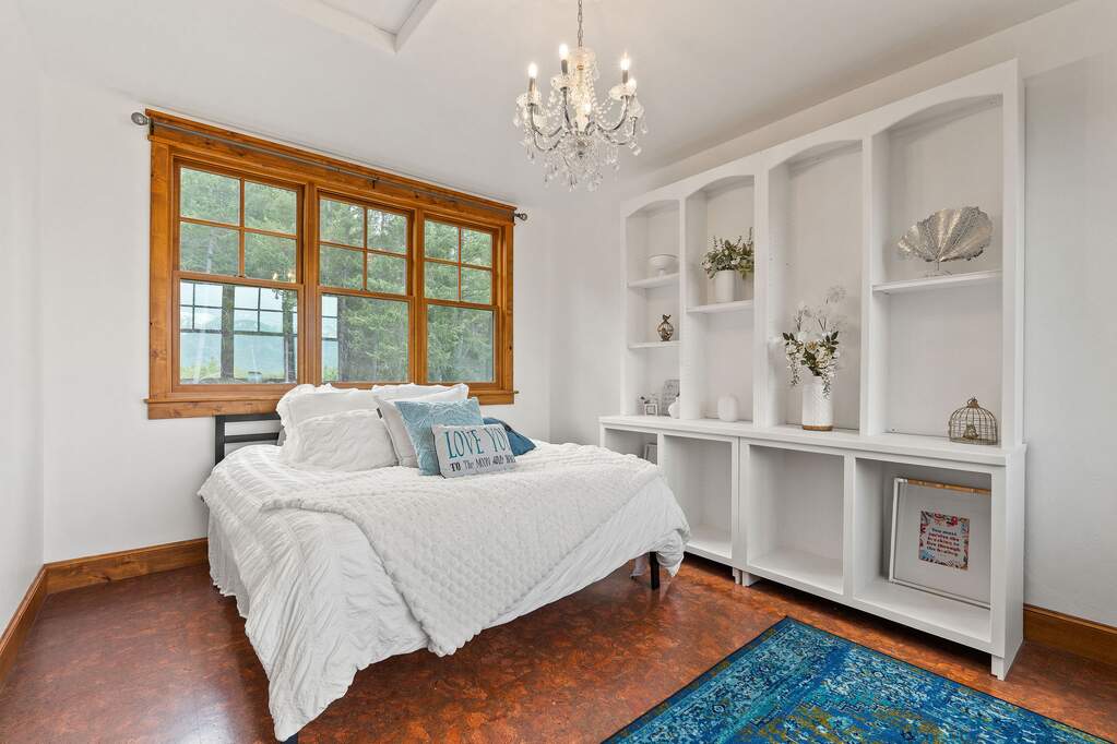 10 Bedroom Single Family Home/House's Image 60