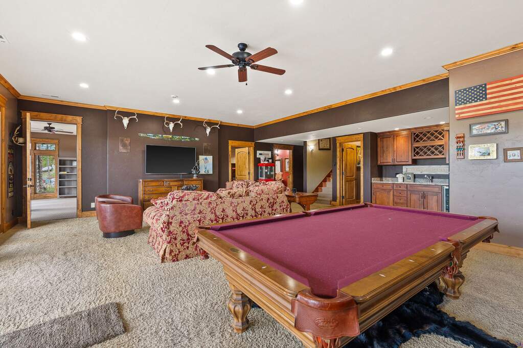 10 Bedroom Single Family Home/House's Image 63