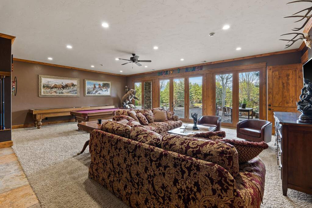 10 Bedroom Single Family Home/House's Image 65