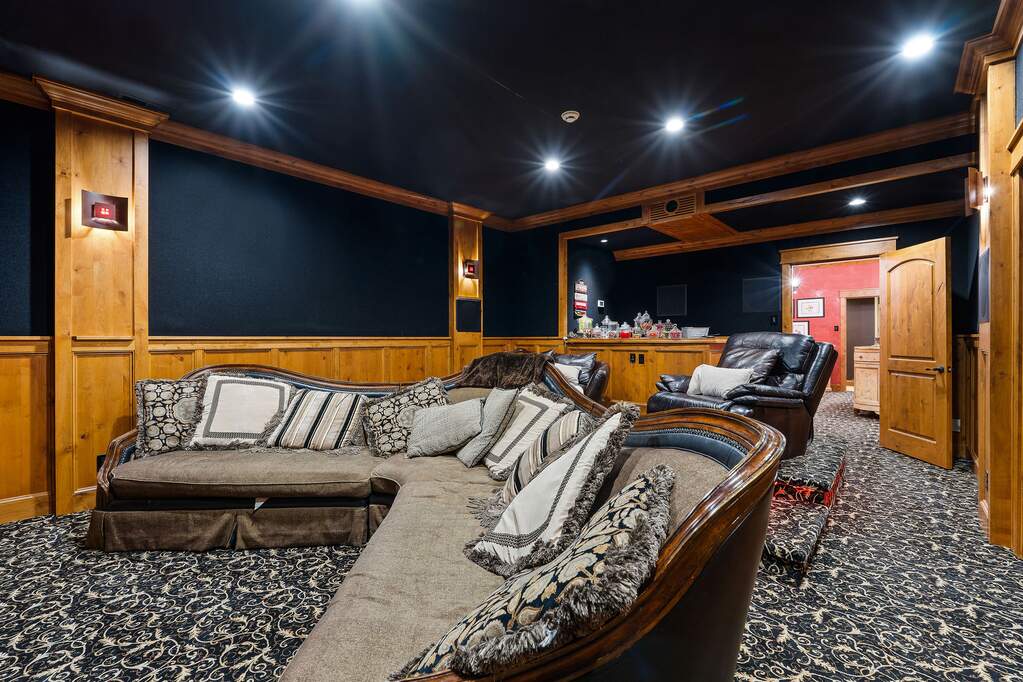 10 Bedroom Single Family Home/House's Image 69
