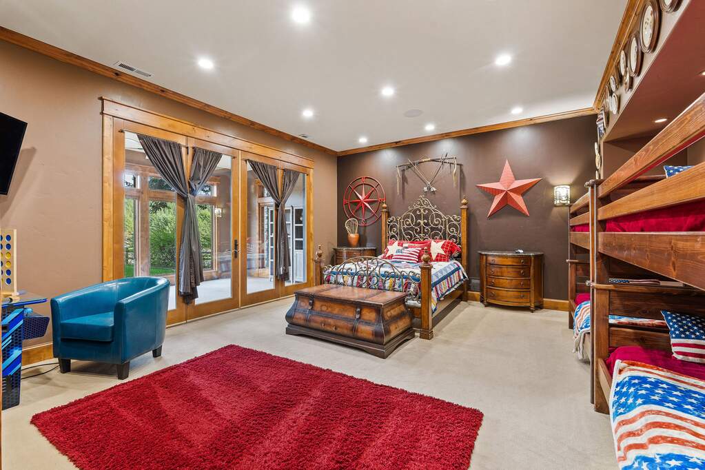 10 Bedroom Single Family Home/House's Image 70