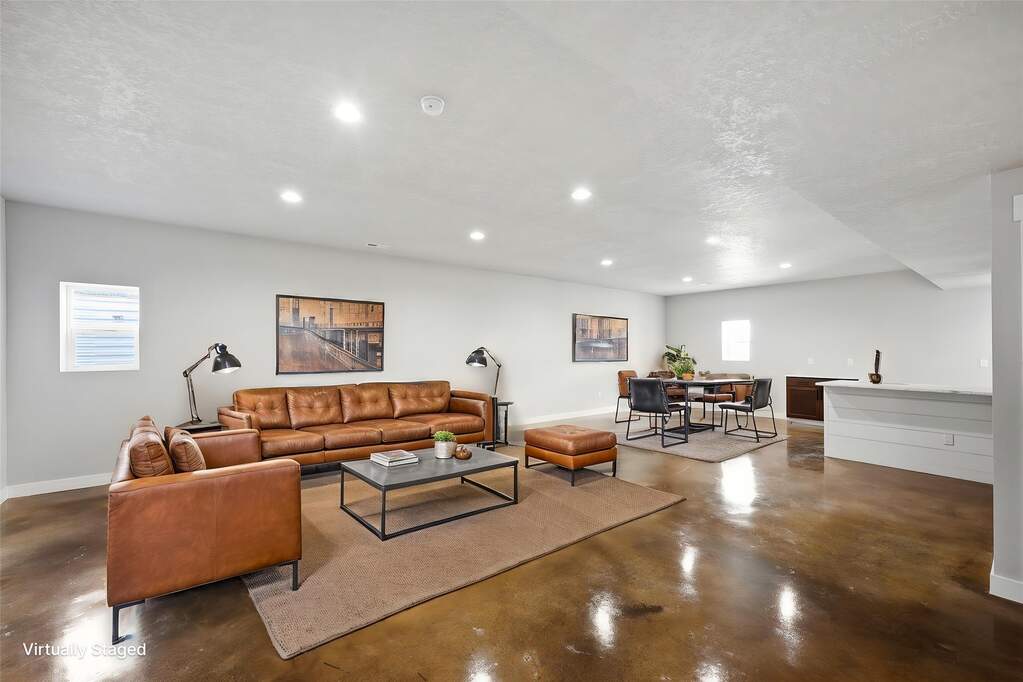 6 Bedroom Single Family Home/House's Image 25