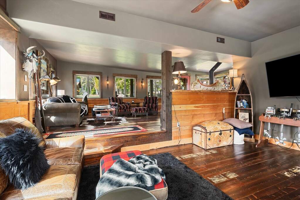 7 Bedroom Single Family Home/House's Image 44
