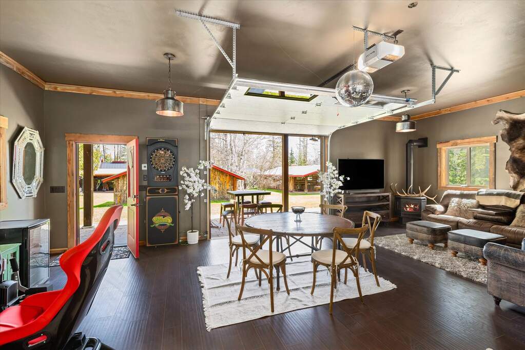 7 Bedroom Single Family Home/House's Image 60
