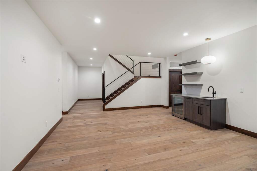 5 Bedroom Single Family Home/House's Image 32