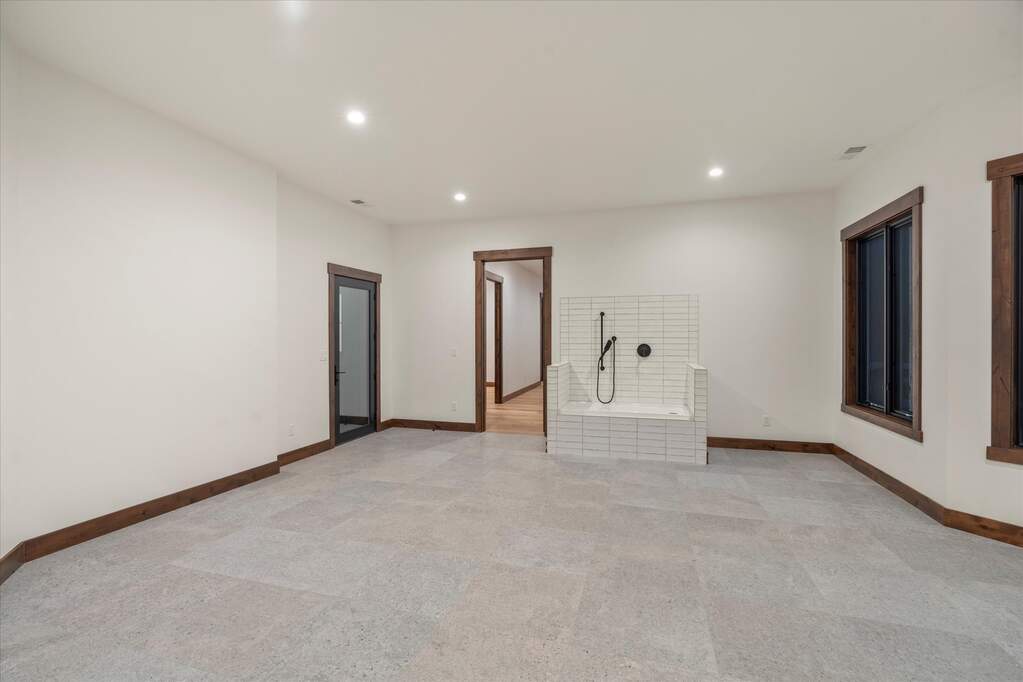 5 Bedroom Single Family Home/House's Image 37