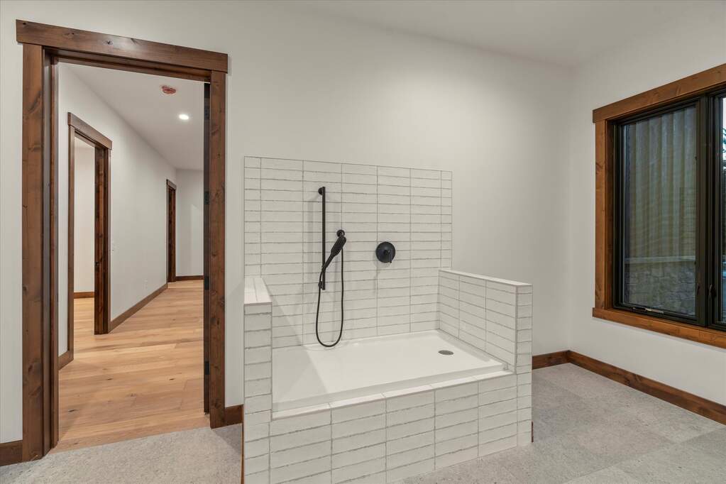 5 Bedroom Single Family Home/House's Image 38