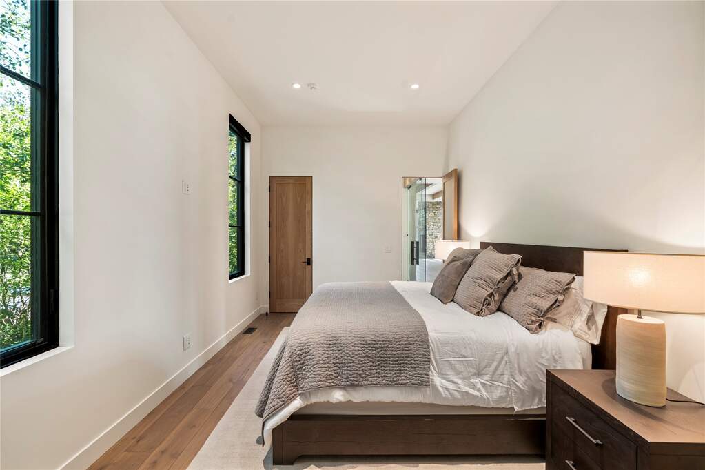 5 Bedroom Single Family Home/House's Image 27