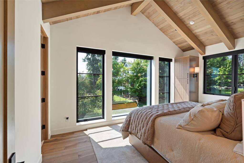 5 Bedroom Single Family Home/House's Image 40