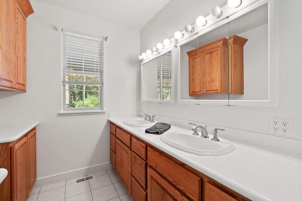 4 Bedroom Single Family Home/House's Image 18