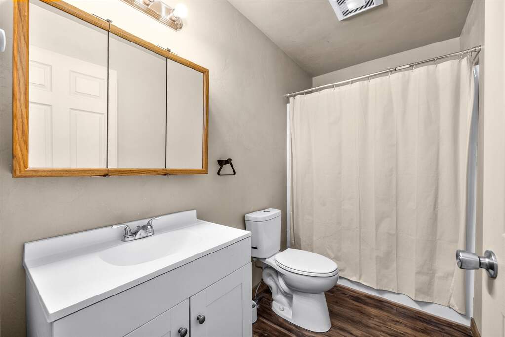 6 Bedroom Single Family Home/House's Image 13