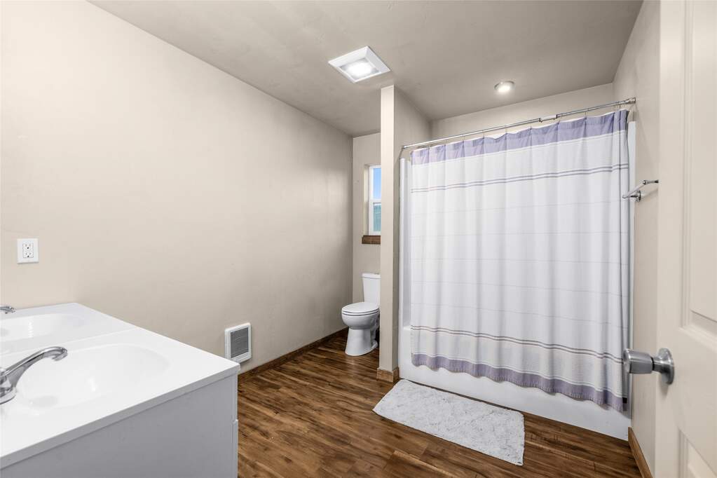 6 Bedroom Single Family Home/House's Image 20