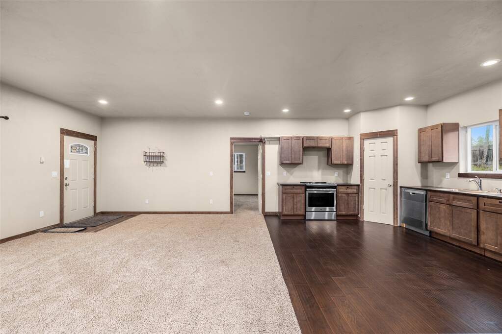 6 Bedroom Single Family Home/House's Image 4