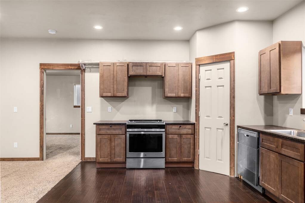 6 Bedroom Single Family Home/House's Image 6