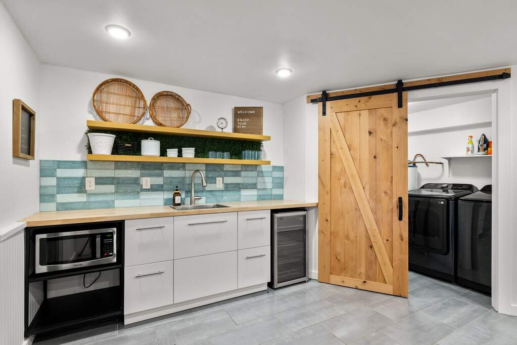 6 Bedroom Single Family Home/House's Image 16
