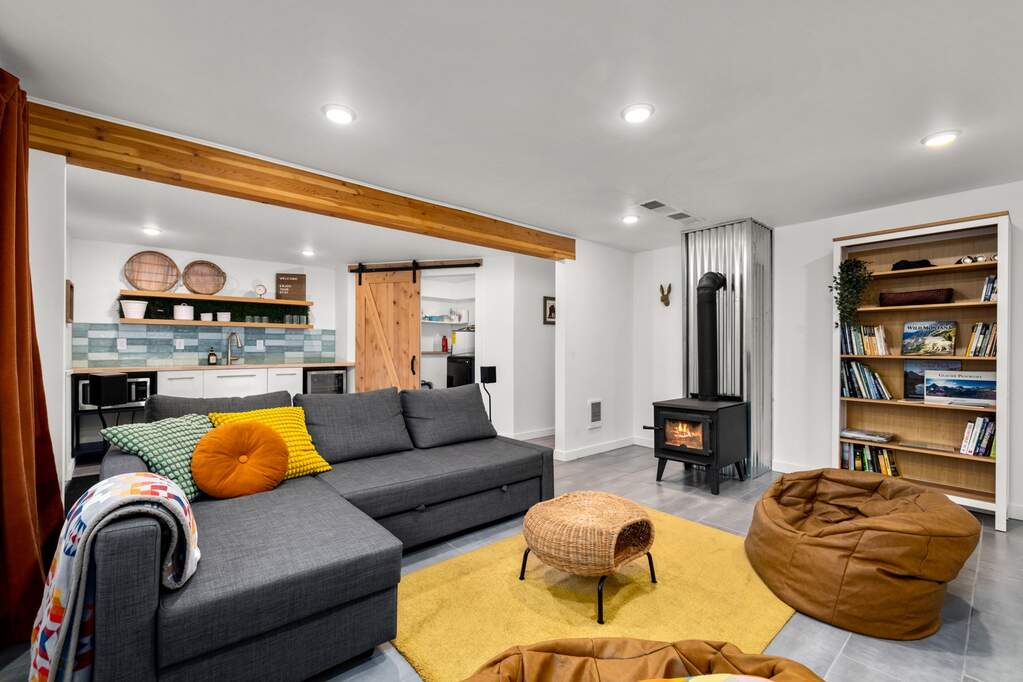 6 Bedroom Single Family Home/House's Image 20