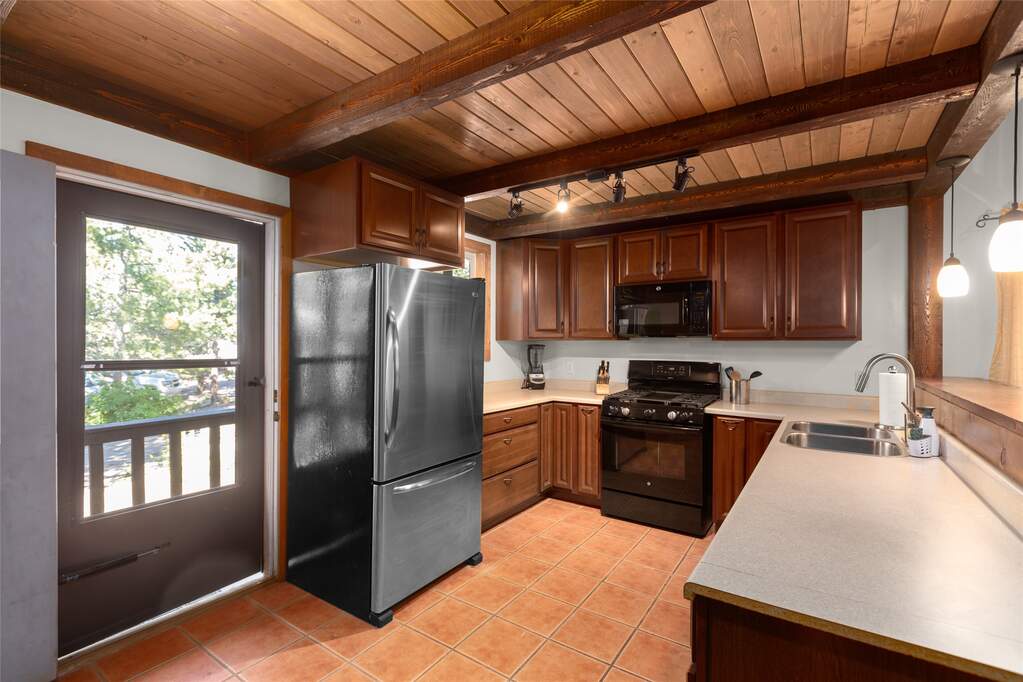 17 Bedroom Single Family Home/House's Image 80