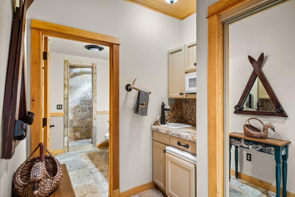 5 Bedroom Single Family Home/House's Image 10