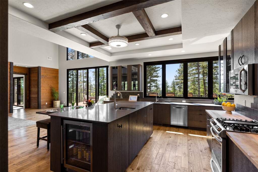 6 Bedroom Single Family Home/House's Image 7