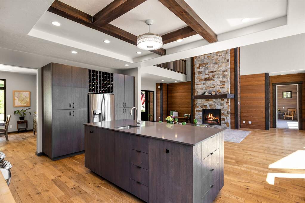 6 Bedroom Single Family Home/House's Image 8