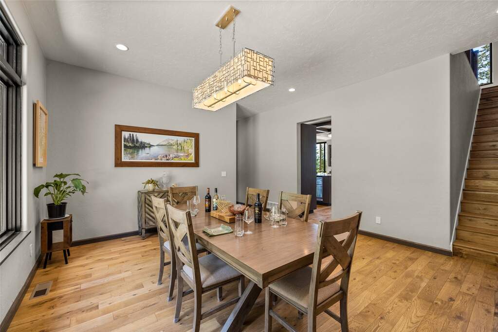 6 Bedroom Single Family Home/House's Image 10