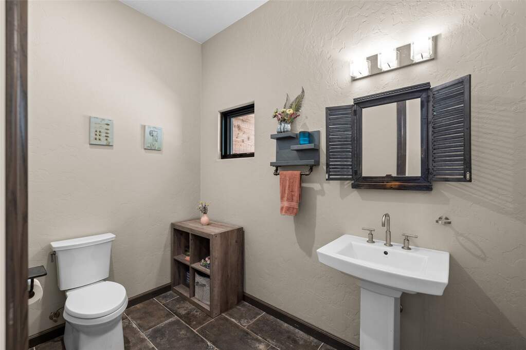 6 Bedroom Single Family Home/House's Image 21