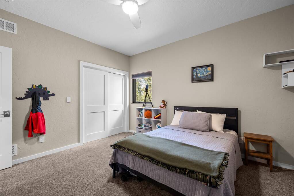 6 Bedroom Single Family Home/House's Image 33