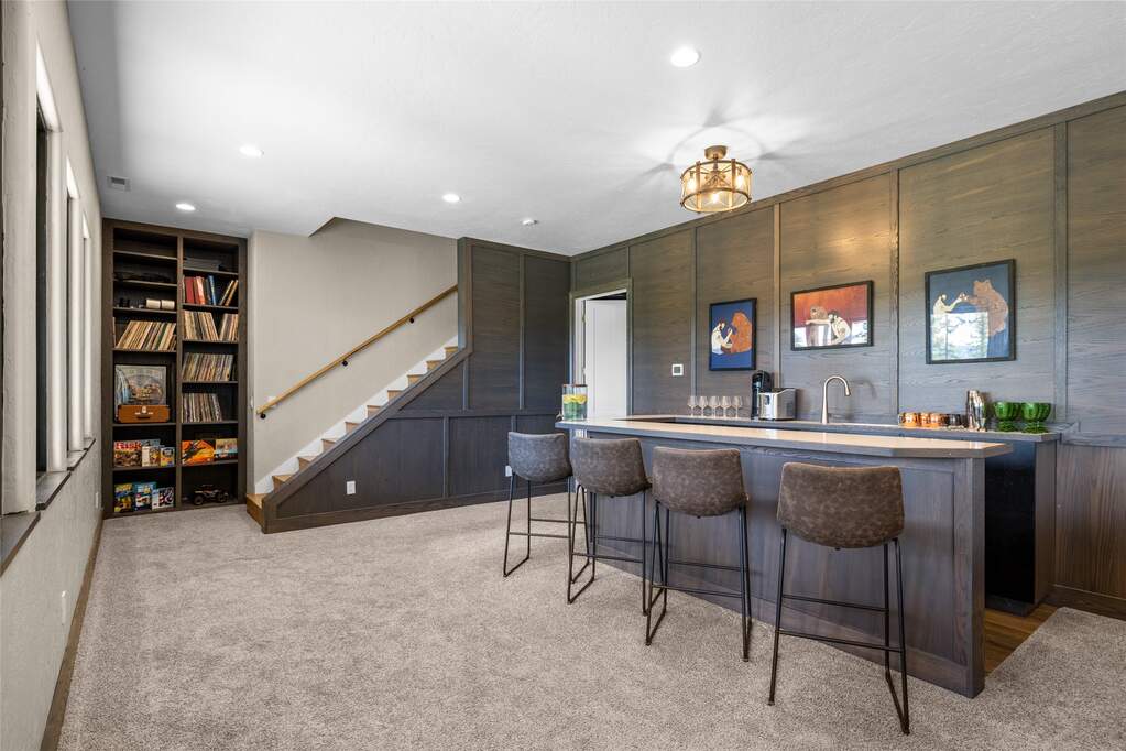 6 Bedroom Single Family Home/House's Image 41