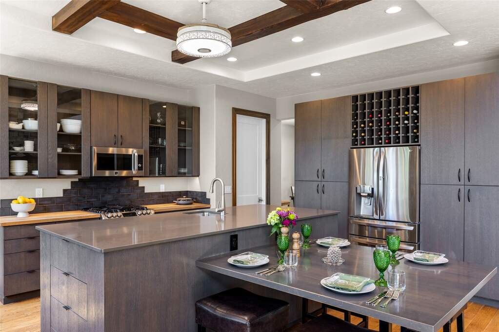 6 Bedroom Single Family Home/House's Image 3