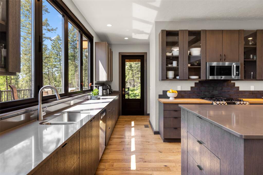 6 Bedroom Single Family Home/House's Image 4