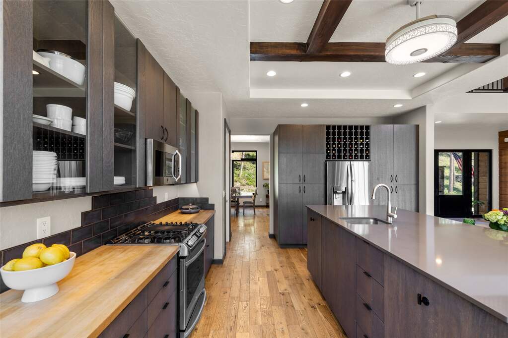 6 Bedroom Single Family Home/House's Image 5