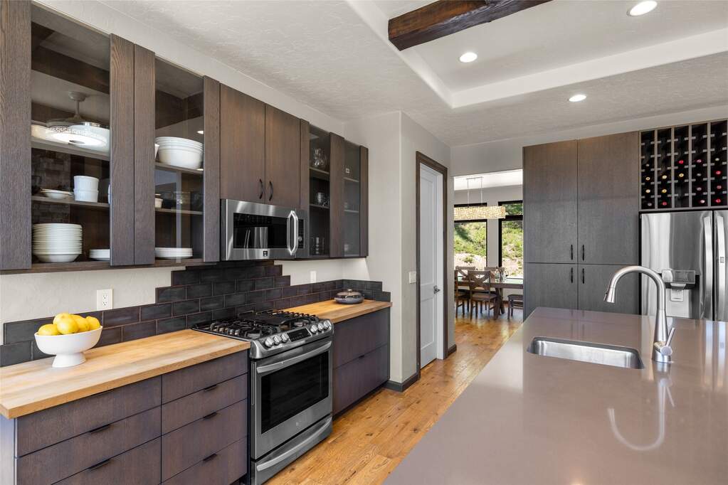 6 Bedroom Single Family Home/House's Image 6