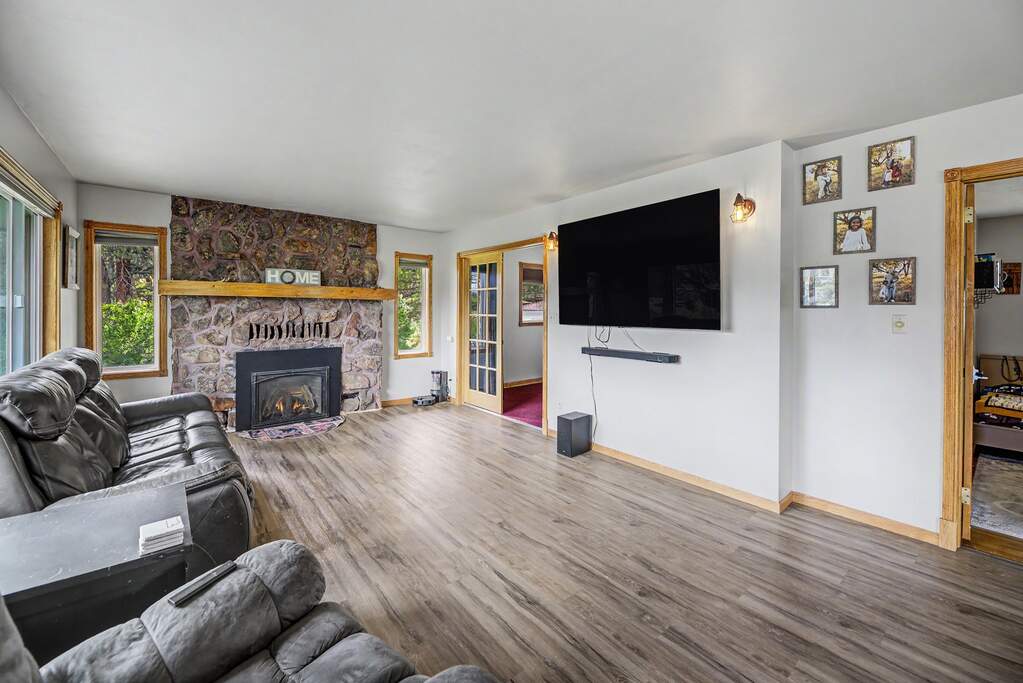 4 Bedroom Single Family Home/House's Image 3