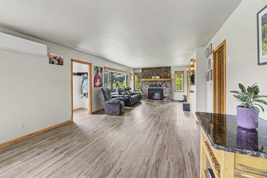4 Bedroom Single Family Home/House's Image 5