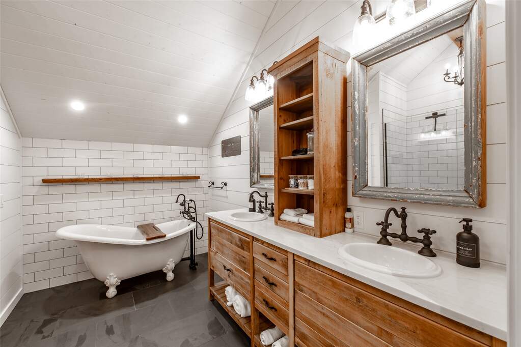 13 Bedroom Single Family Home/House's Image 23