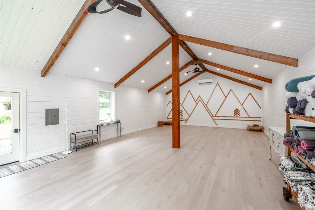 13 Bedroom Single Family Home/House's Image 29
