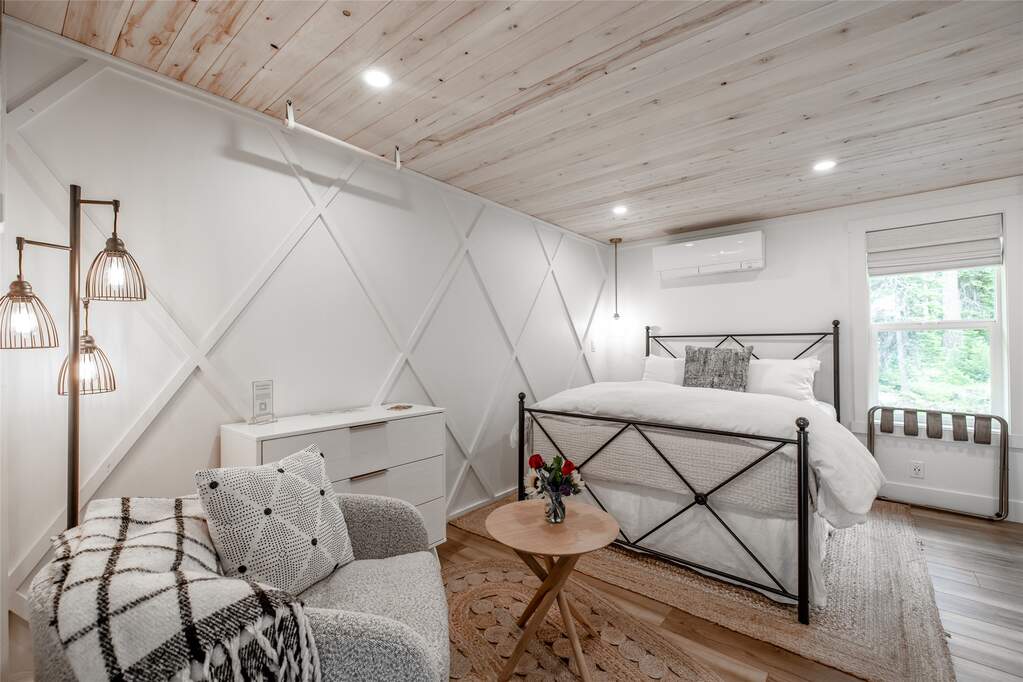 13 Bedroom Single Family Home/House's Image 36