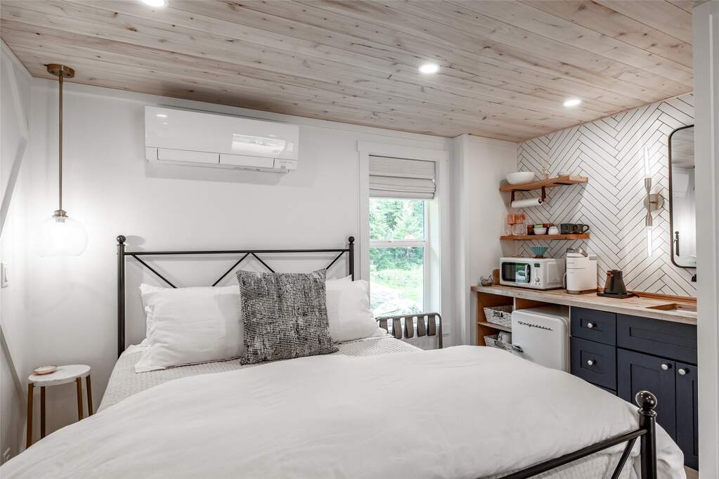 13 Bedroom Single Family Home/House's Image 37