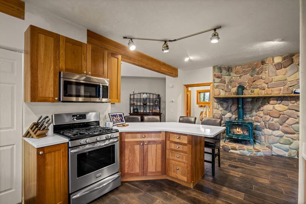 5 Bedroom Single Family Home/House's Image 12