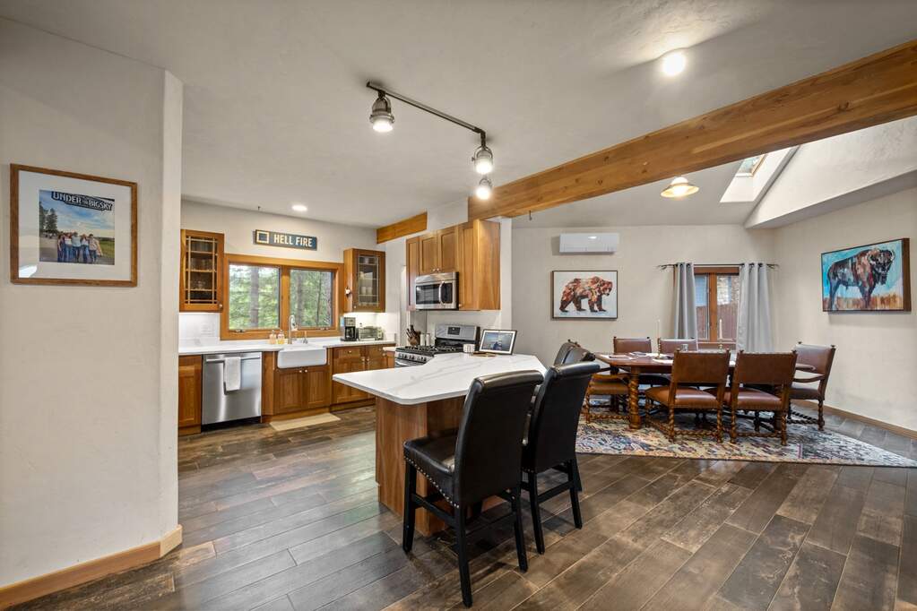5 Bedroom Single Family Home/House's Image 6