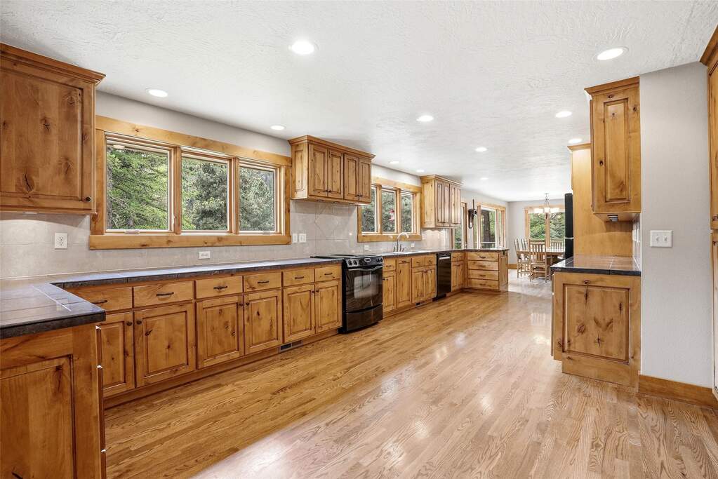 5 Bedroom Single Family Home/House's Image 14