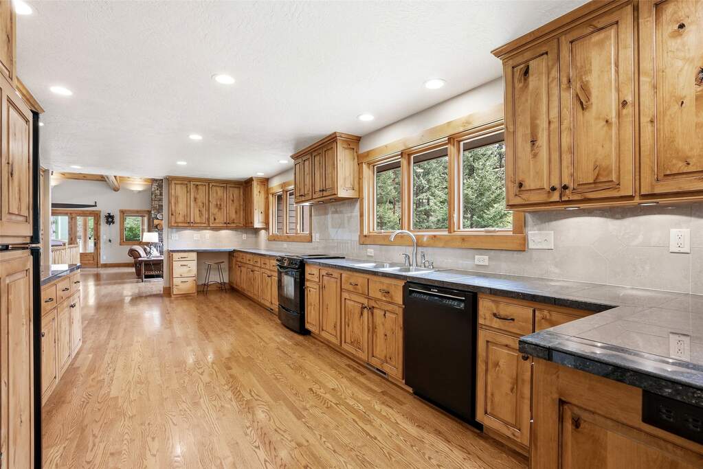5 Bedroom Single Family Home/House's Image 15