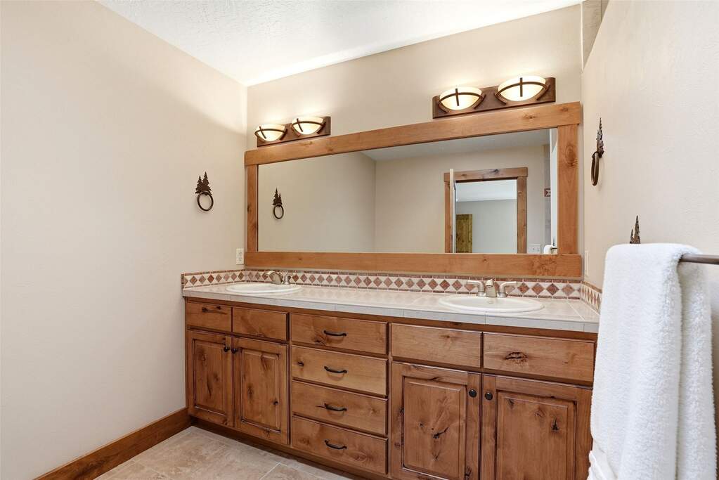5 Bedroom Single Family Home/House's Image 28