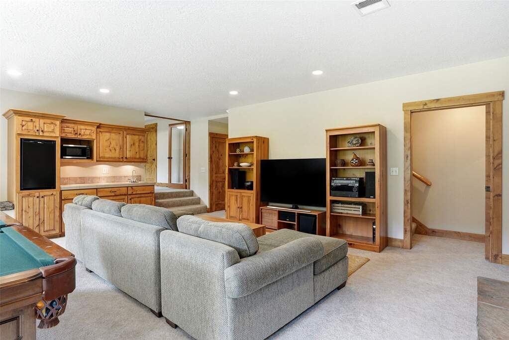 5 Bedroom Single Family Home/House's Image 36